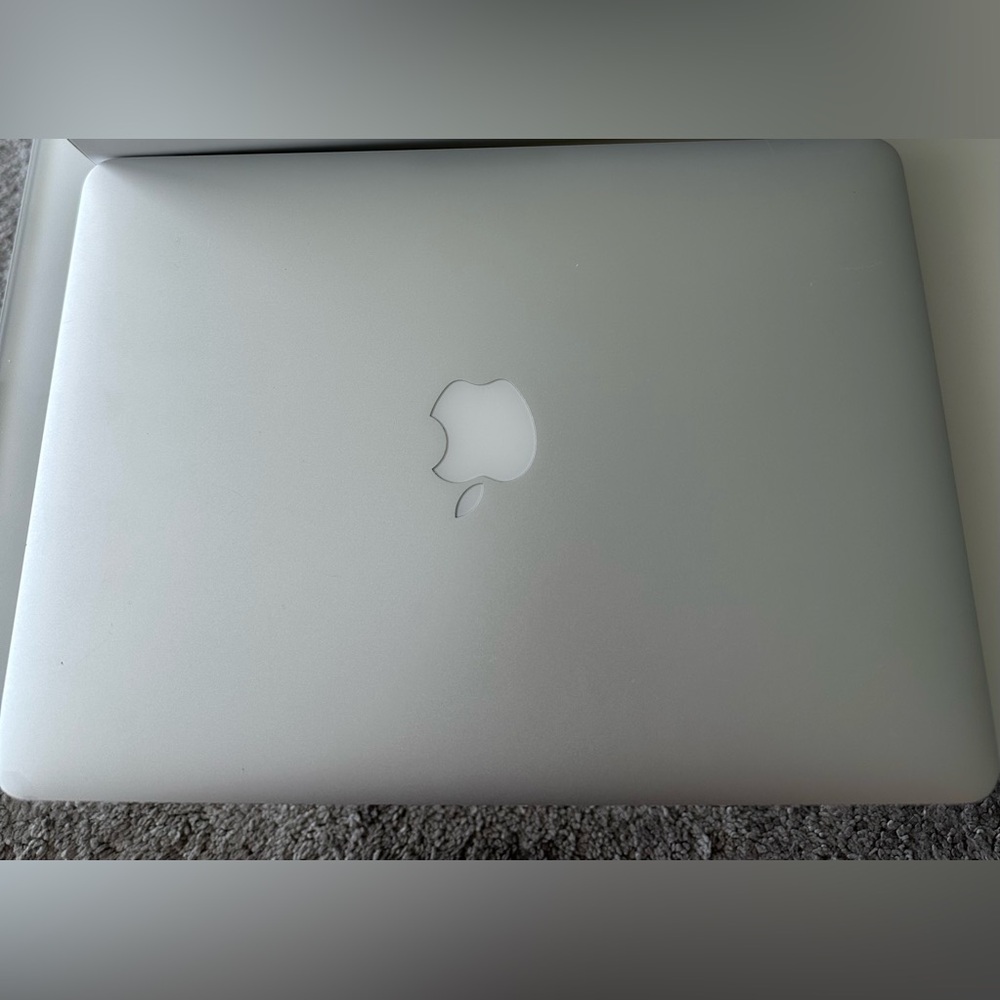 Apple MacBook Air 13.3 Silver Laptop with Slim Design. 2017 1.8GHZ/8GB/128GB - Picture 4 of 12